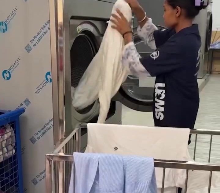 Industrial washer-extractors with automatic dosing